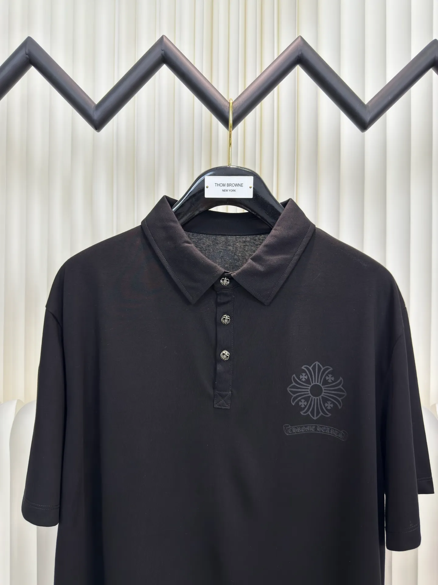 P240 Chrome Hearts Dark Pattern Cross Pattern Polo Short Sleeves Authentic Open Version - Physical Counter - Top Luxury Quality 🆚 Instant Sale of All Versions on the Market Fabric Made of Tailor-Dyeed 230G Cotton Fabric Cross Dark Pattern Scroll Printing on Chest Collar Hardware Mold Customized Accessories Size S M L